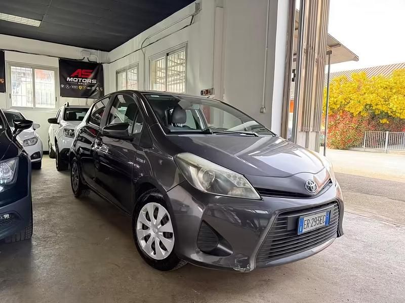 Usata Toyota Yaris Hybrid Lounge 75 CV (55 kW) 2013 Grigio Berlina