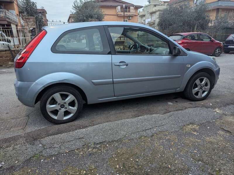 Usata Ford Fiesta Ghia 75 CV (55 kW) 2007 Utilitaria