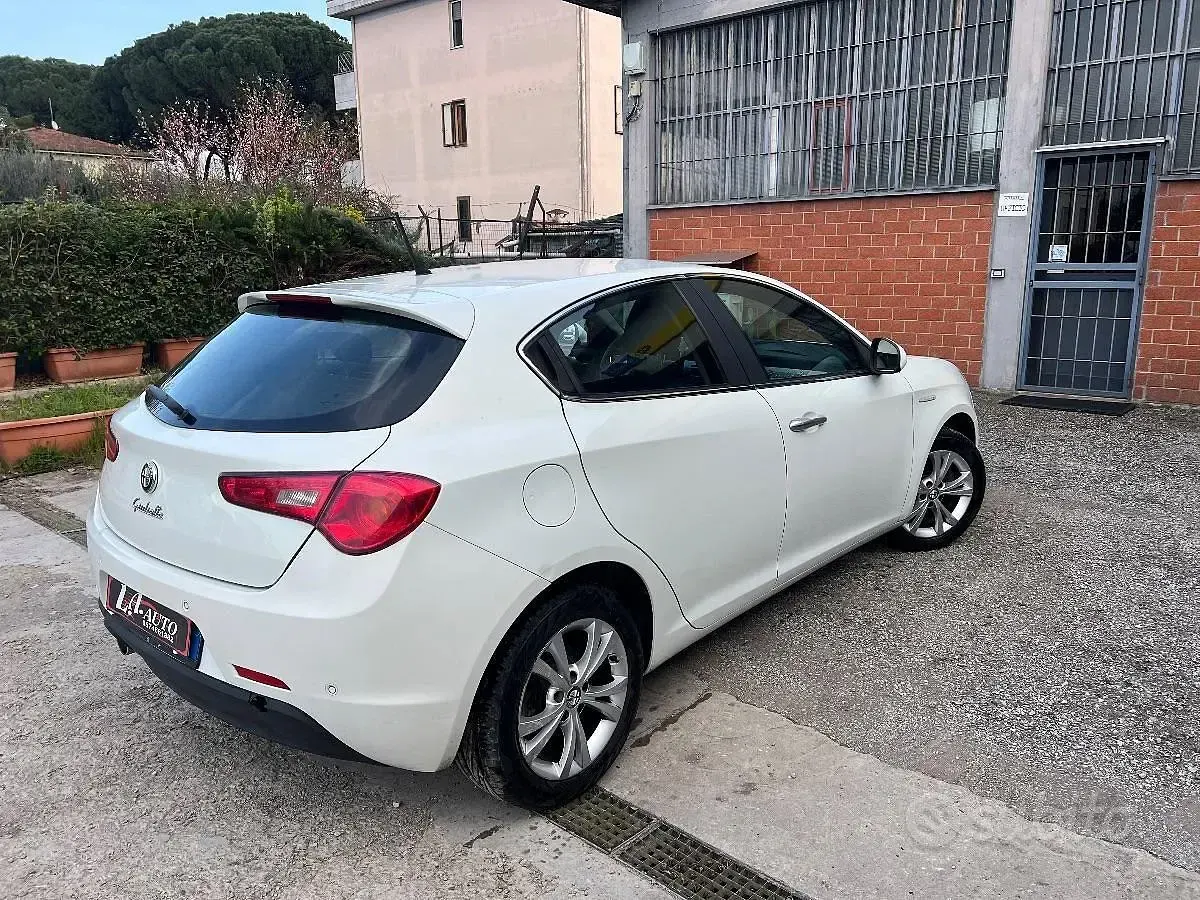 Usata Alfa Romeo Giulietta Business 105 CV (77 kW) 2013 Bianco Utilitaria