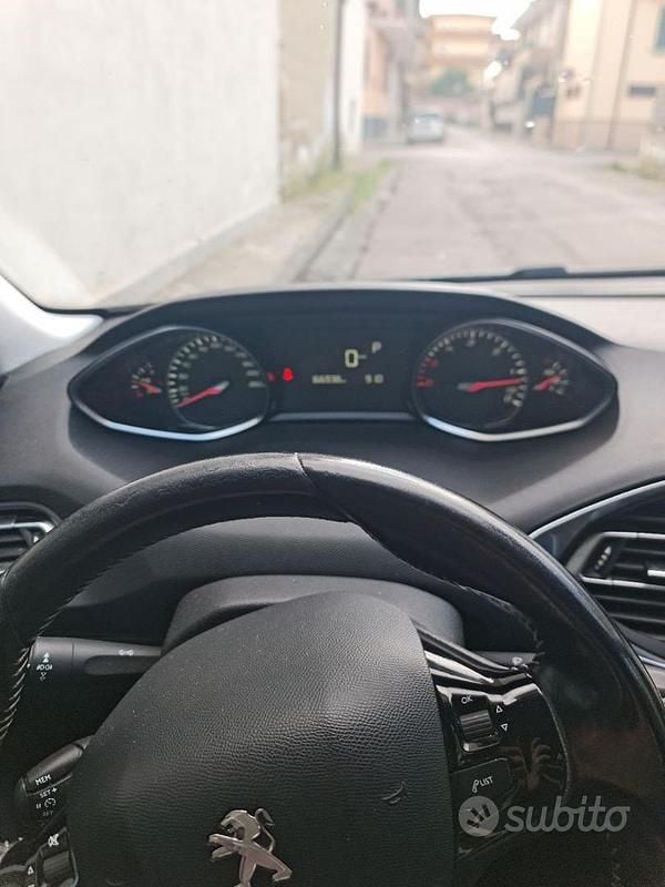 Usado Peugeot 308 116 CV (85 kW) 2016 Gris Familiar