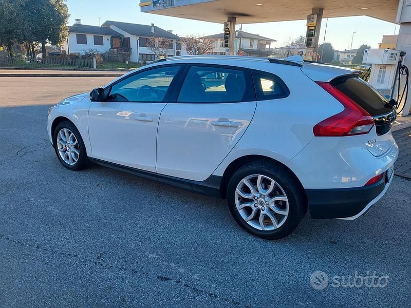Usata Volvo V40 120 CV (88 kW) 2017 Bianco Berlina