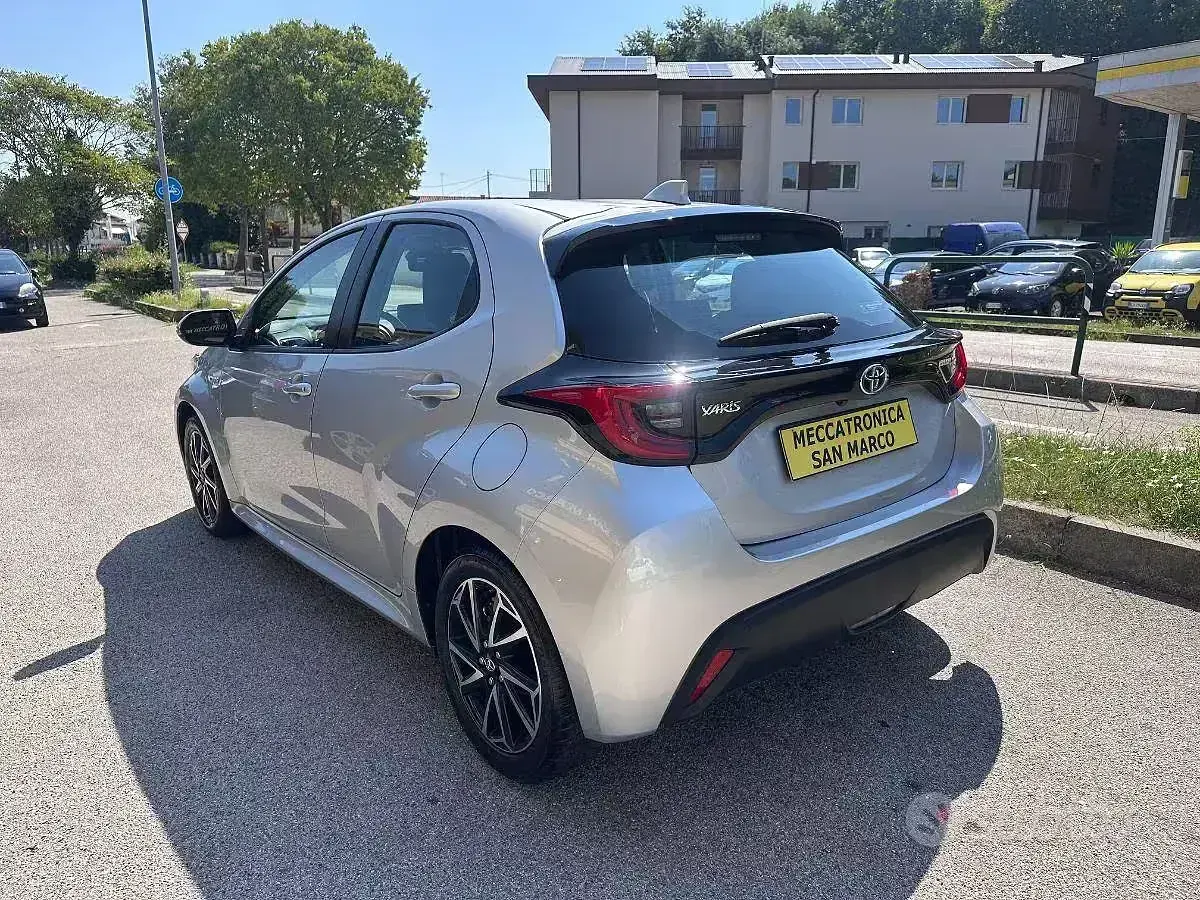 Usata Toyota Yaris Hybrid Trend 92 CV (67 kW) 2021 Grigio SUV