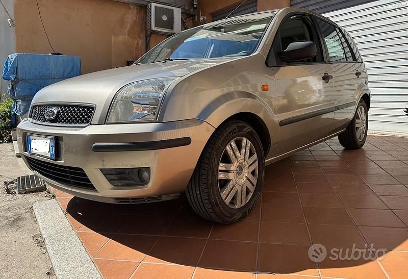 Usata 2003 Ford Fusion Monovolume | 3200 € (Cara) - Immagine 1/4
