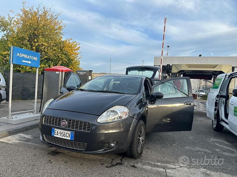 Grigio Usata 2010 Fiat Grande Punto Due volumi | 1800 € (Ottimo prezzo) - Immagine 1/4