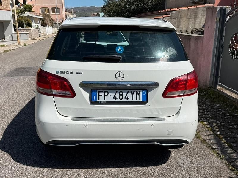 Usata Mercedes B180 16 CV (11 kW) 2018 Bianco Monovolume