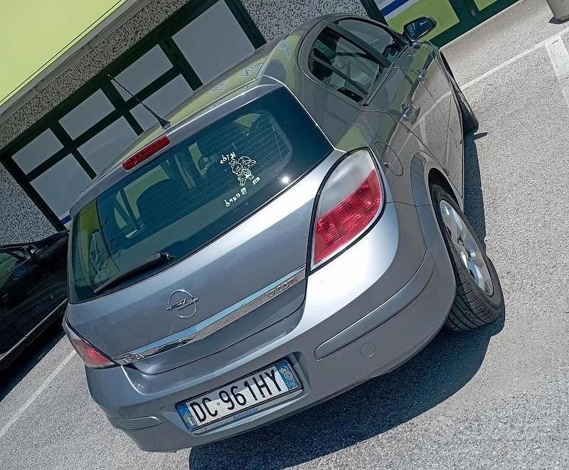 Grigio Usata 2006 Opel Astra Tre volumi | 900 € (Ottimo prezzo) - Immagine 1/4