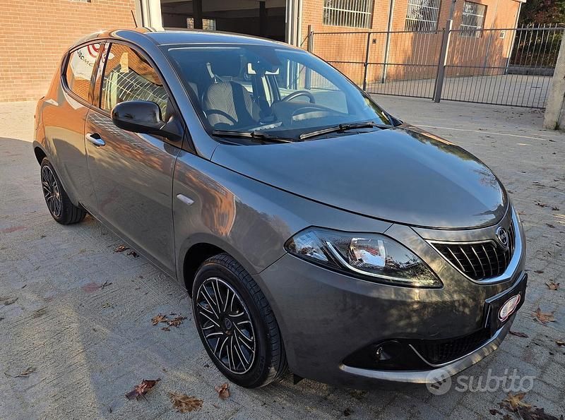Usata Lancia Ypsilon Gold 70 CV (51 kW) 2023 Grigio Utilitaria