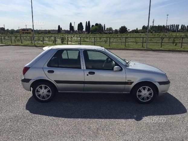 Ford fiesta 2000