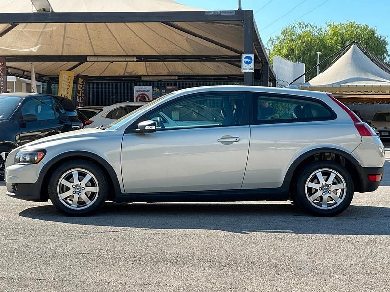 Usata Volvo C30 Momentum 101 CV (74 kW) 2008 Bianco Utilitaria