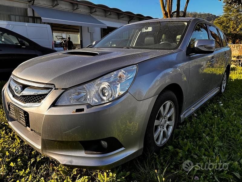 Grigio Usata 2011 Subaru Legacy Station wagon | 1490 € (Super prezzo) - Immagine 1/4