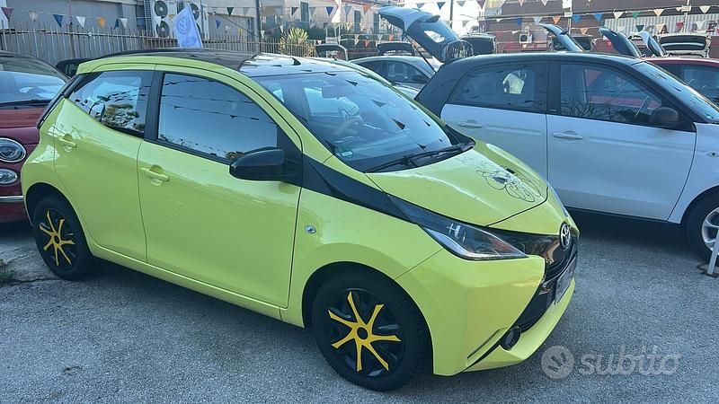 Usata Toyota Aygo X-play 69 CV (50 kW) 2016 Giallo Utilitaria