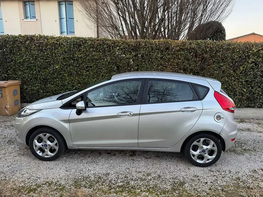 Usata Ford Fiesta 71 CV (52 kW) 2012 Argento Berlina