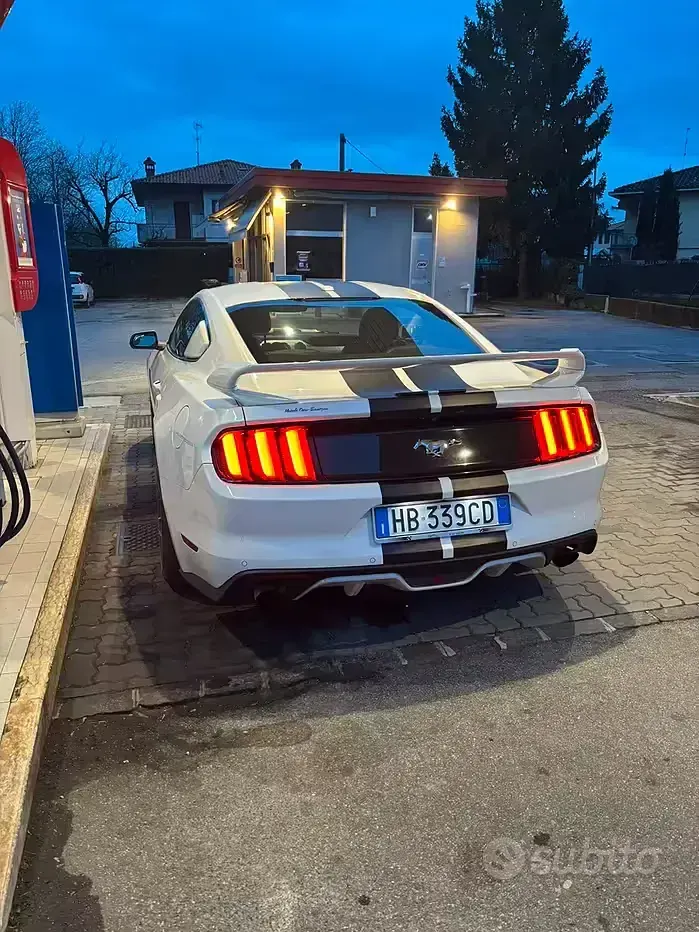 Usata Ford Mustang Fastback 317 CV (233 kW) 2017 Bianco Coupé