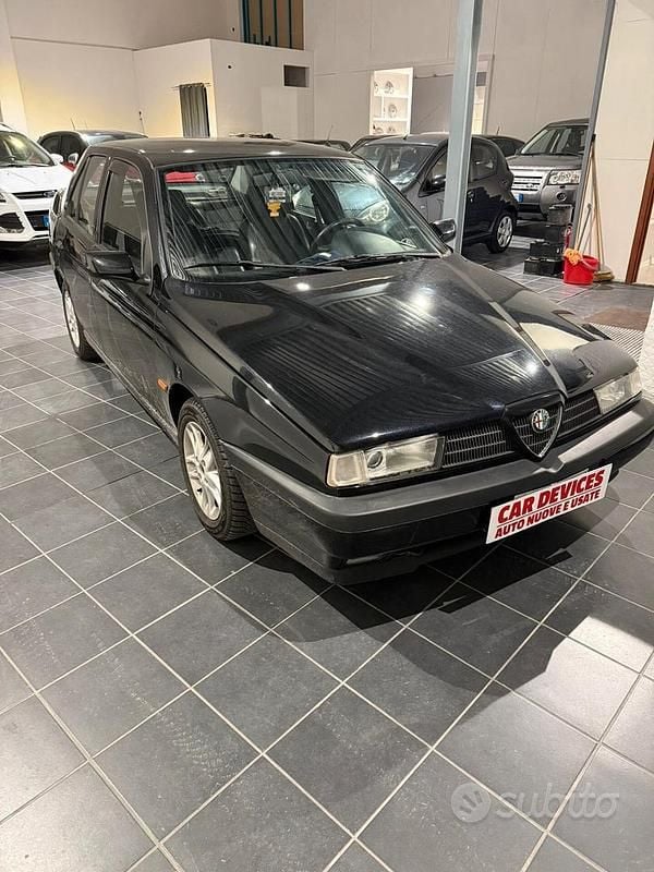 Usata Alfa Romeo 155 126 CV (92 kW) 1993 Nero Berlina