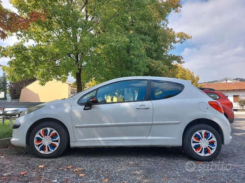Begagnad Peugeot 207 73 HK (53 kW) 2008 Vit Sedan