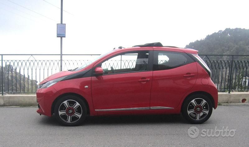 Usata Toyota Aygo 70 CV (51 kW) 2017 Rosso Utilitaria
