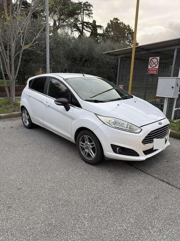 Usata Ford Fiesta Titanium 75 CV (55 kW) 2013 Bianco Utilitaria