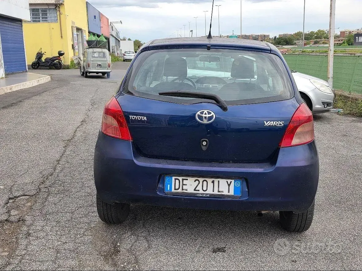 Usata Toyota Yaris Sol 69 CV (50 kW) 2006 Blu Berlina