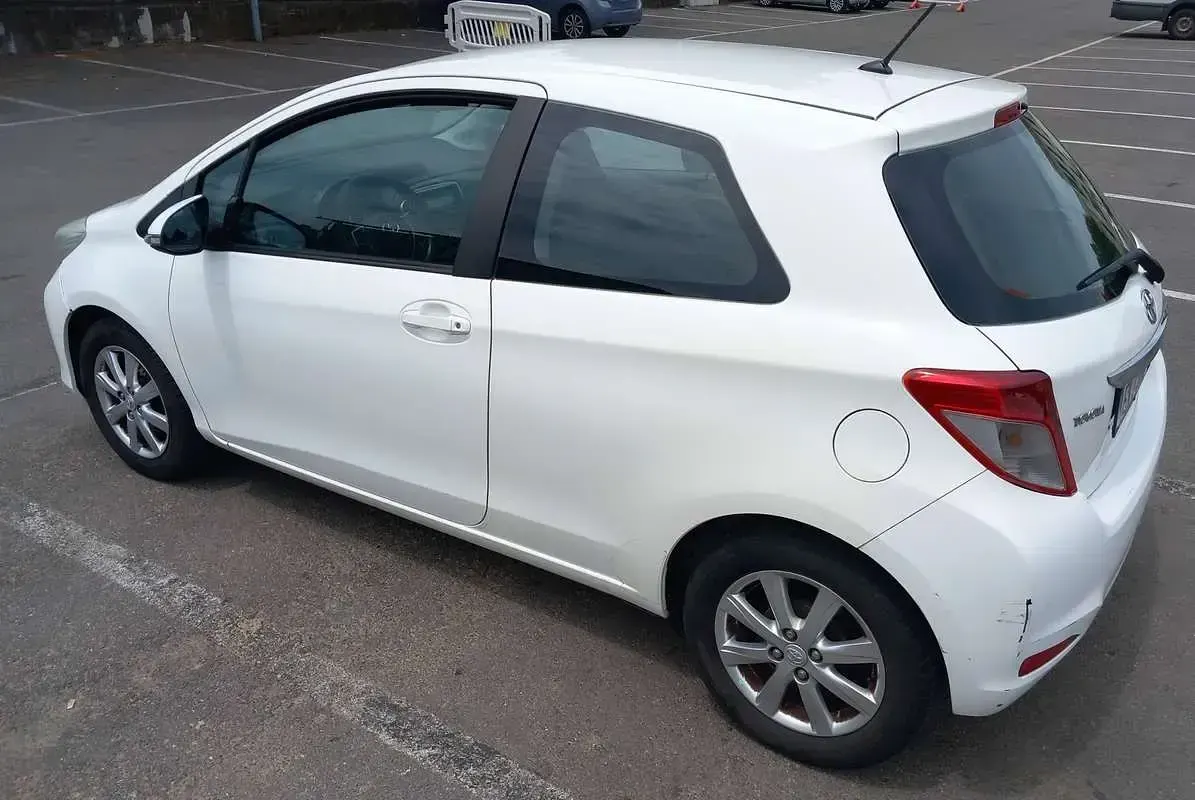 Usata Toyota Yaris Active 69 CV (50 kW) 2012 Bianco Utilitaria