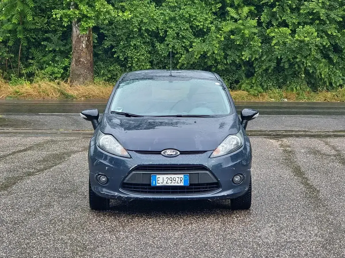 Usata Ford Fiesta Titanium 68 CV (50 kW) 2011 Grigio Berlina