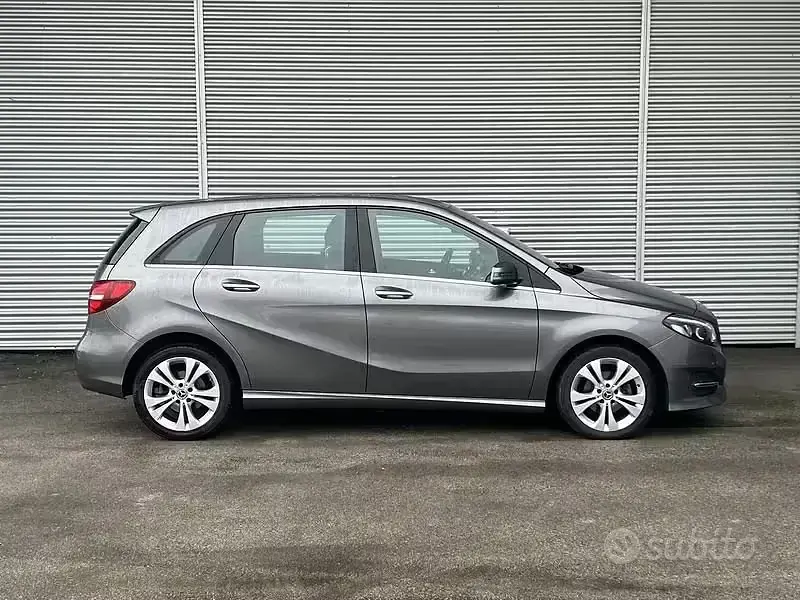 Usata Mercedes B180 Business 109 CV (80 kW) 2018 Grigio Utilitaria