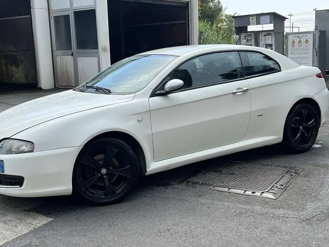 Usata Alfa Romeo GT Distinctive 140 CV (102 kW) 2009 Bianco Coupé