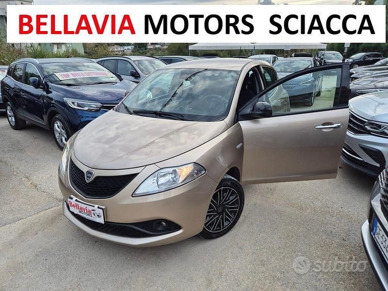 Usata Lancia Ypsilon 70 CV (51 kW) 2020 Oro Utilitaria