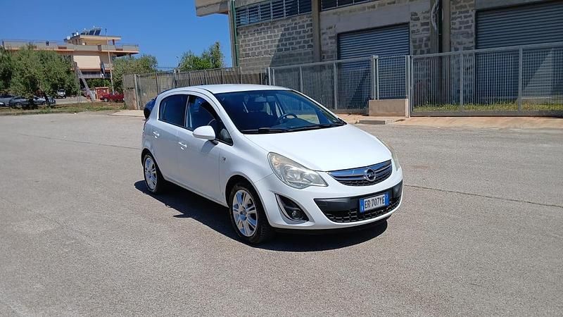 Usado Opel Corsa Edition 95 HP (69 kW) 2013 Branco Citadino