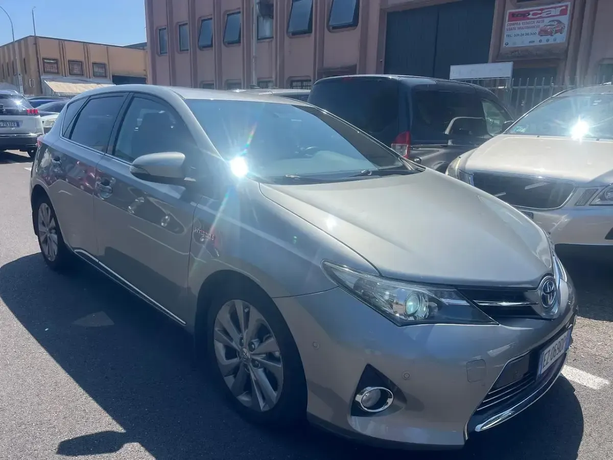 Usata Toyota Auris Hybrid Lounge 99 CV (72 kW) 2015 Grigio Berlina