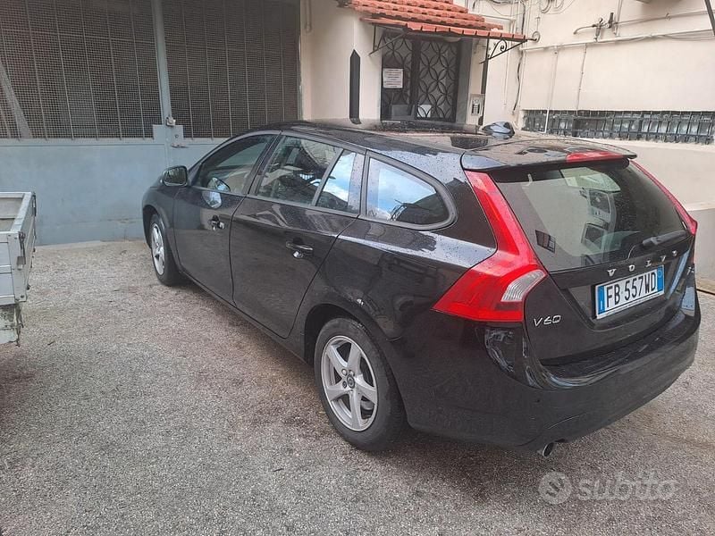 Usata Volvo V60 120 CV (88 kW) 2016 Nero Station wagon