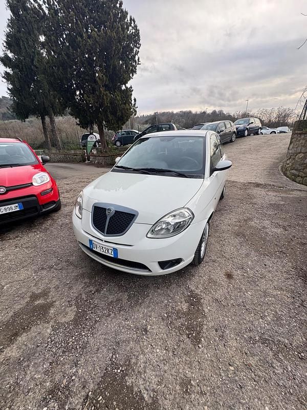 Usata Lancia Ypsilon 75 CV (55 kW) 2009 Bianco Utilitaria