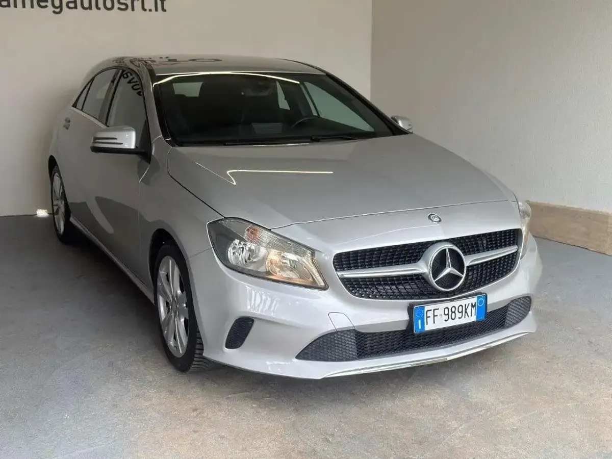 Usata Mercedes A180 122 CV (89 kW) 2016 Grigio Utilitaria