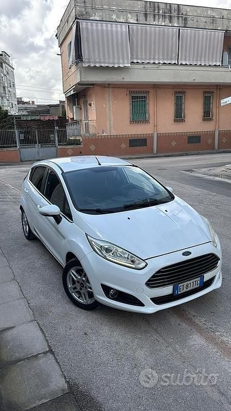 Usata Ford Fiesta 75 CV (55 kW) 2014 Bianco Utilitaria