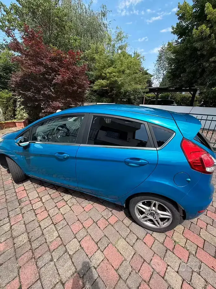 Usata Ford Fiesta Titanium 75 CV (55 kW) 2015 Bluazzurro Utilitaria