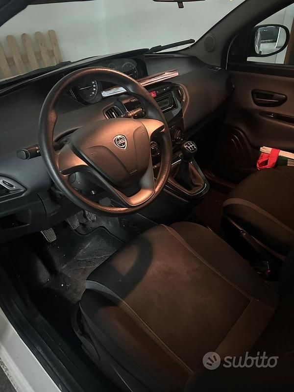 Usata Lancia Ypsilon 60 CV (44 kW) 2016 Bianco Utilitaria
