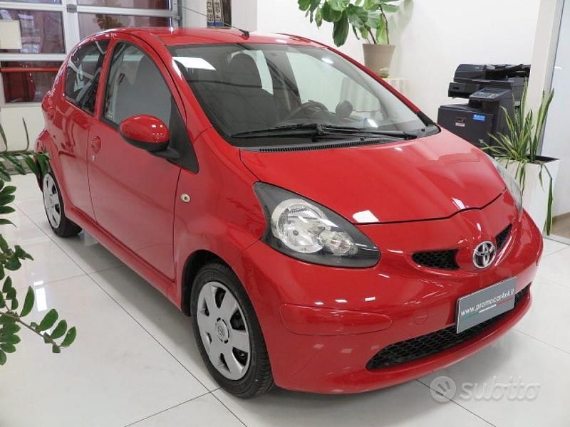 Usata Toyota Aygo Sol 68 CV (50 kW) 2006 Rosso Utilitaria