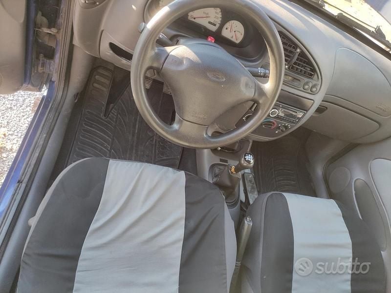 Usata Ford Fiesta 75 CV (55 kW) 2000 Blu Utilitaria