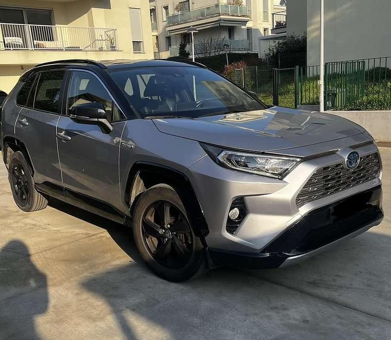 Usata Toyota RAV4 Hybrid Style 222 CV (163 kW) 2020 Argento SUV