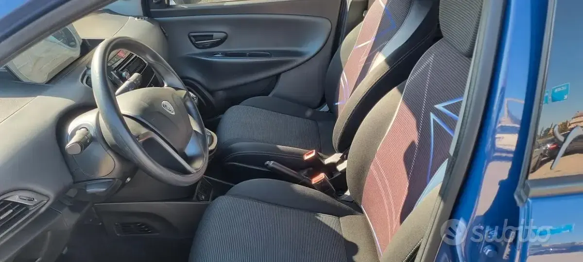 Usata Lancia Ypsilon Gold 69 CV (50 kW) 2018 Blu Utilitaria