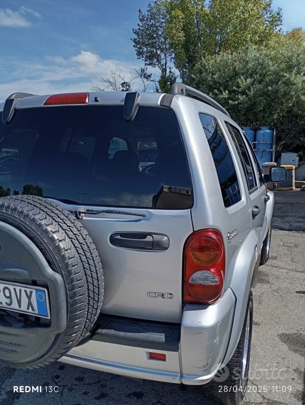 Usata Jeep Cherokee 163 CV (119 kW) 2005 Grigio SUV