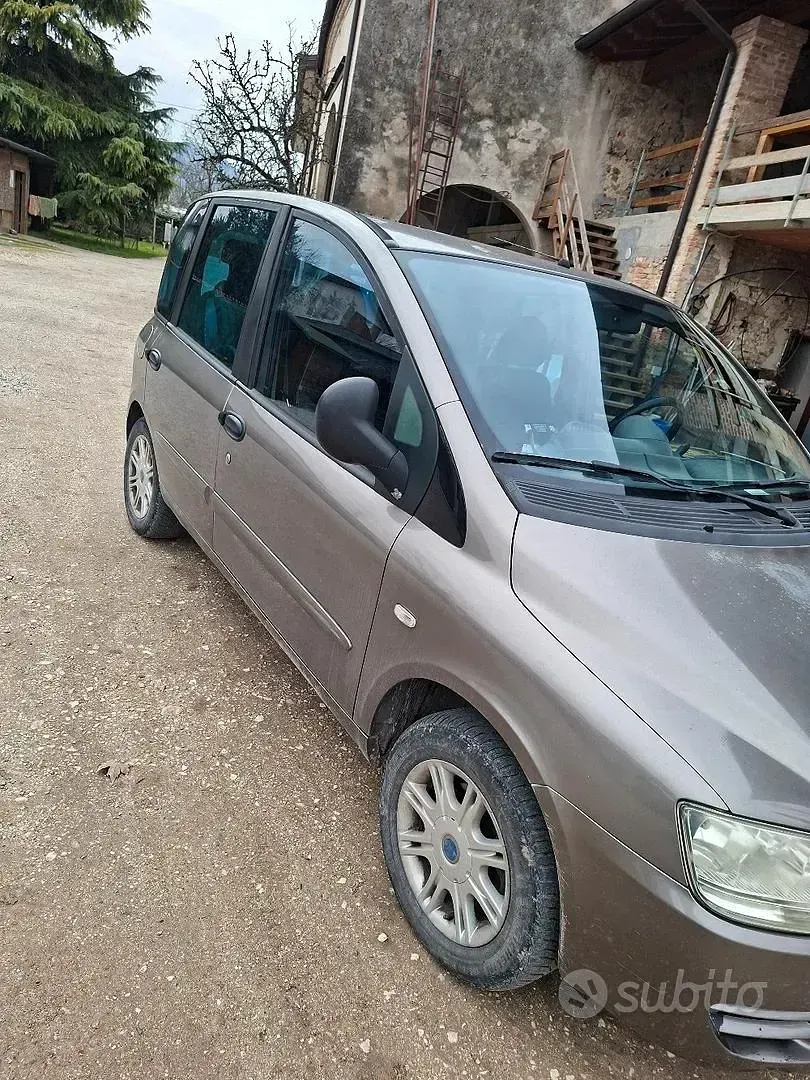 Usata Fiat Multipla 103 CV (75 kW) 2007 Grigio Monovolume