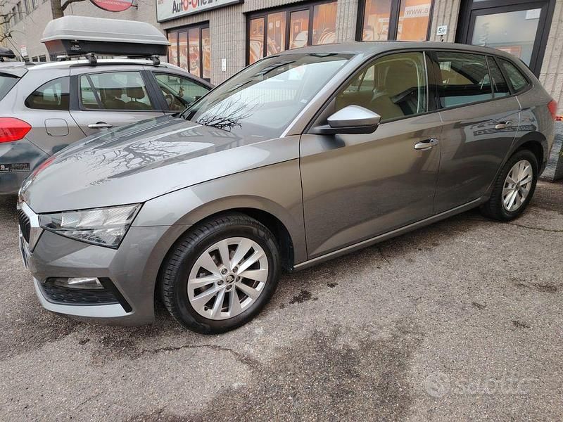 Usata Skoda Scala Ambition 95 CV (69 kW) 2023 Grigio scuro metallizzato Utilitaria