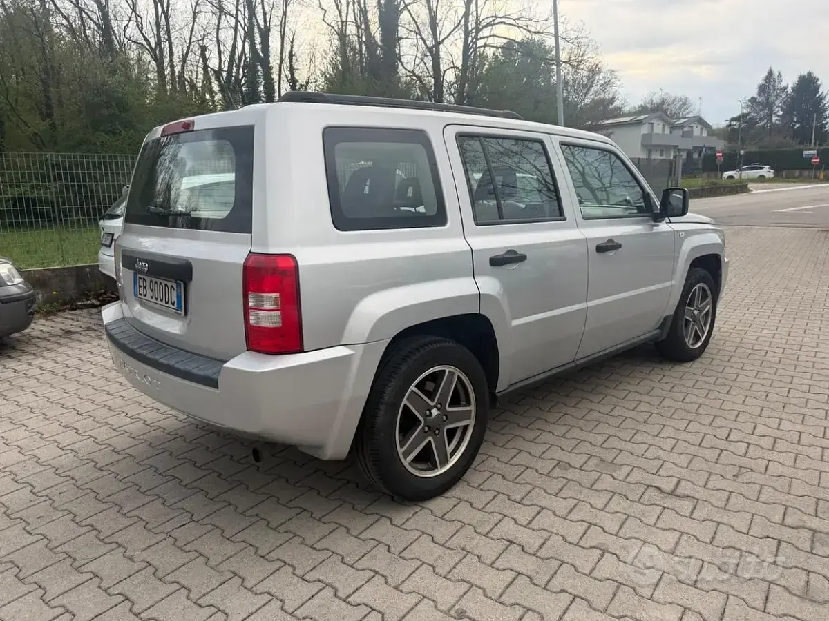 Usata Jeep Patriot Limited 140 CV (102 kW) 2010 Bianco SUV