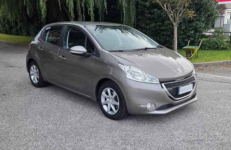Marrone Usata 2012 Peugeot 208 Allure Due volumi | 5500 € (Buon prezzo) - Immagine 1/4
