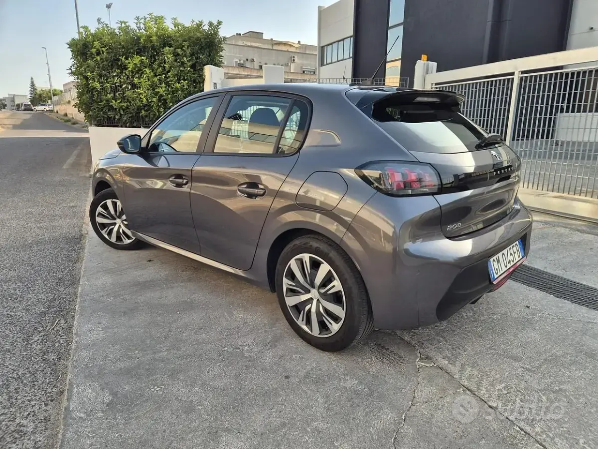 Usata Peugeot 208 Active 102 CV (75 kW) 2022 Grigio Utilitaria