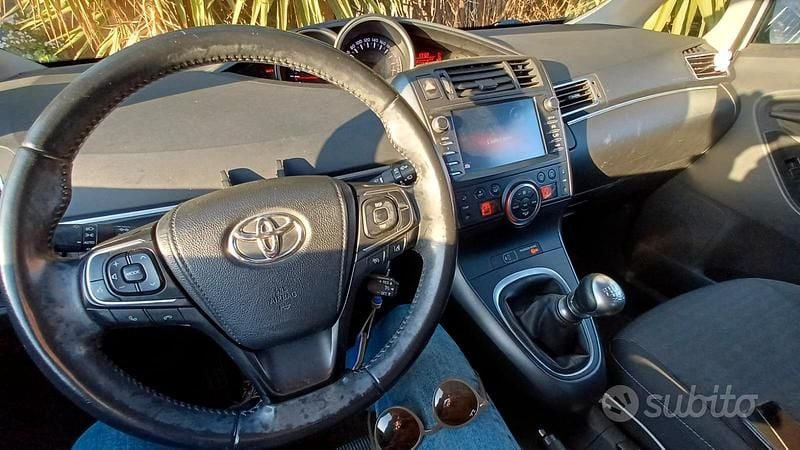 Usata Toyota Verso Active 132 CV (97 kW) 2017 Bianco Monovolume