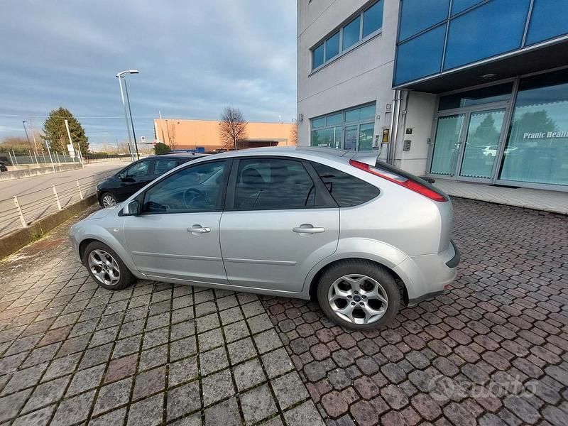 Usata Ford Focus 116 CV (85 kW) 2007 Grigio Berlina