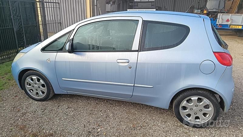 Usata Mitsubishi Colt 55 CV (40 kW) 2006 Grigio Berlina