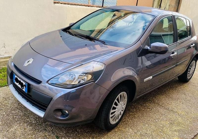 Usata Renault Clio III Dynamique 75 CV (55 kW) 2010 Grigio Berlina