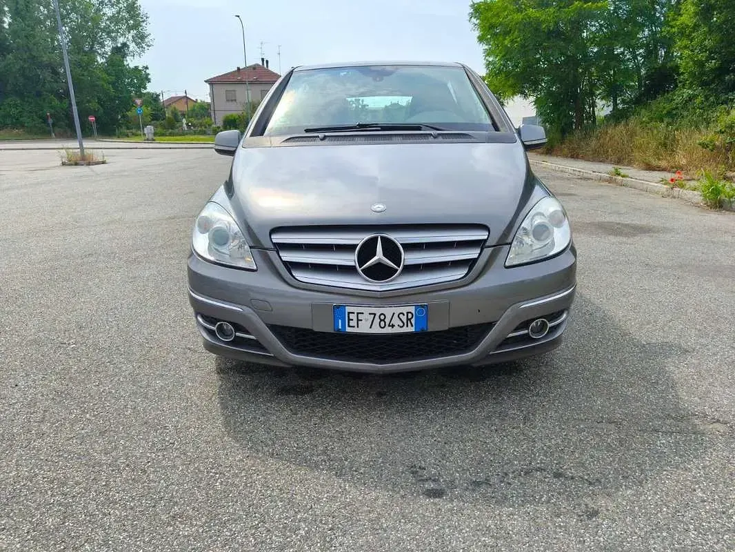 Usata Mercedes B200 Premium 140 CV (102 kW) 2011 Grigio Utilitaria